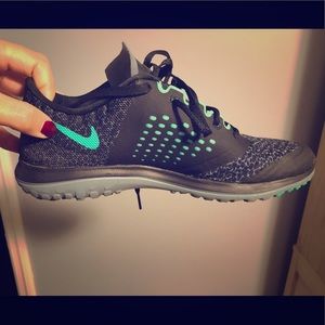 Nike sneakers in grey/turquoise color!